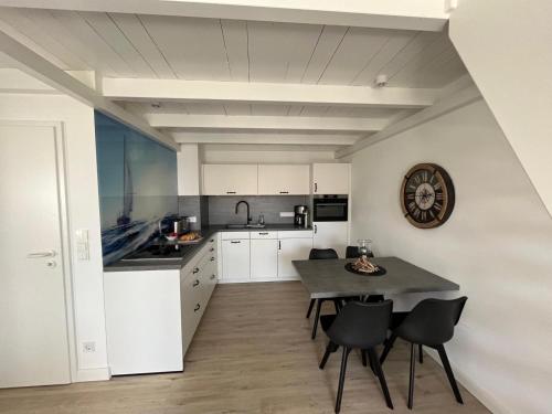 - une cuisine avec une table et des chaises dans la chambre dans l'établissement Residenz am Strand Wohnung 1-21, à Zingst