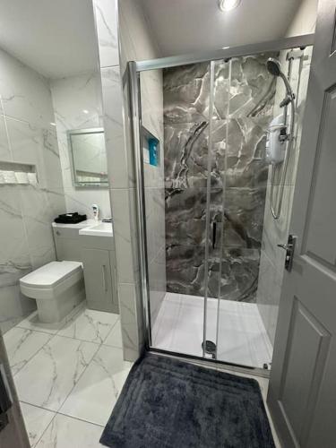 een badkamer met een douche en een toilet bij 4 Bedroom Detached House in Liverpool