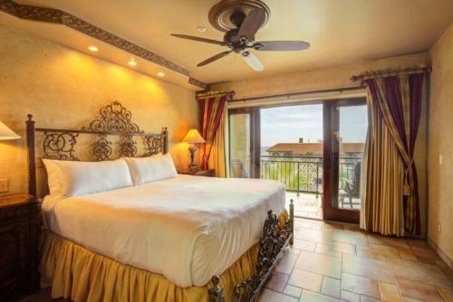 1 dormitorio con 1 cama grande y balcón en Ocean Lodge Resort, en Demere Park