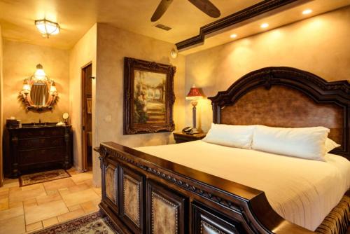 1 dormitorio con 1 cama grande en una habitación en Ocean Lodge Resort, en Demere Park