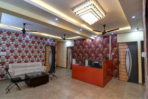 Comfort Place في Salua: غرفة معيشة مع أريكة وجدار مغطى بالورود