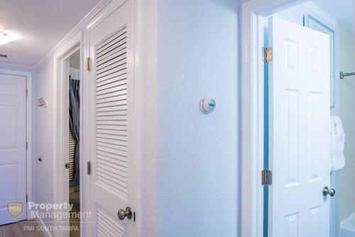 een witte deur in een kamer met een gang bij Bay View Rendezvous in Tampa