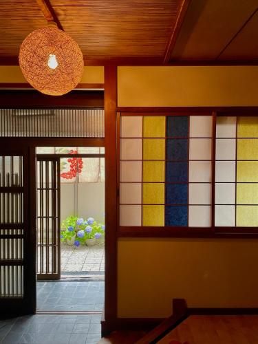 a door with a colorful glass window in a room at 東寺楽屋 Toji Rakuya in Kyoto