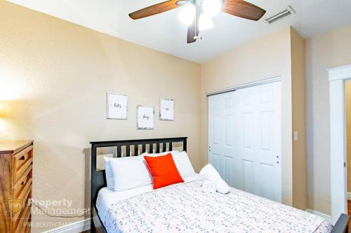 a bedroom with a bed and a ceiling fan at Dead Poets Society- U of Tampa Flat in N Hyde Park in Tampa
