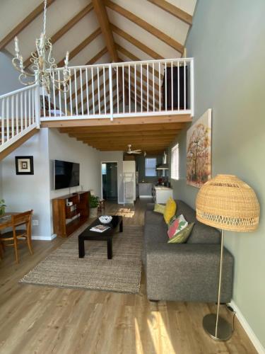 貝爾維爾的住宿－The Vine，一间带楼梯和沙发的客厅