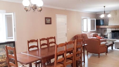 - une cuisine et une salle à manger avec une table et des chaises dans l'établissement Entre mer et montagne, à La Roque-dʼAnthéron