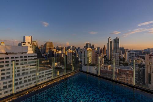 Piscina di The Continent Hotel Sukhumvit - Asok BTS Bangkok o nelle vicinanze
