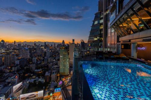 Piscina di The Continent Hotel Sukhumvit - Asok BTS Bangkok o nelle vicinanze