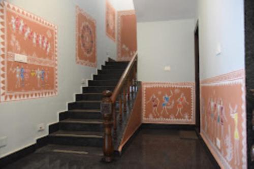 een trap in een gebouw met oranje en wit tapijt bij Hotel Ashoka Cuttack in Cuttack