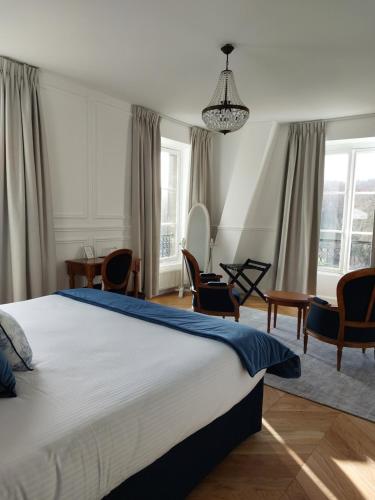Saint-Cyr-en-ArthiesにあるChâteau De La Bûcherieのベッドルーム(ベッド1台、椅子、テーブル付)