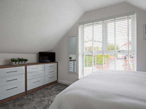 - une chambre blanche avec un lit et une fenêtre dans l'établissement 1 bed property in Paignton 82557, à Paignton