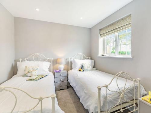 2 camas individuales en un dormitorio con ventana en 2 Bed in Easingwold 84001, en Crayke