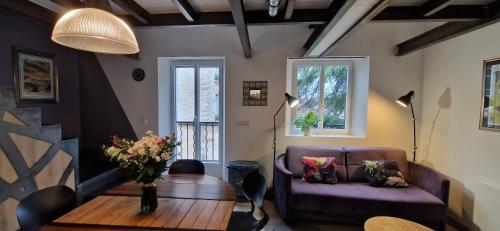 un salon avec un canapé et une table dans l'établissement Bleautiful 