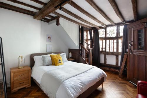 een slaapkamer met een bed en een groot raam bij The Bank House in Ditchling