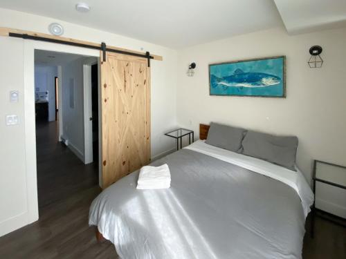 1 dormitorio con 1 cama y una pintura de pescado en la pared en Calming 1bedroom Units With Balcony And City View, en Edmonton