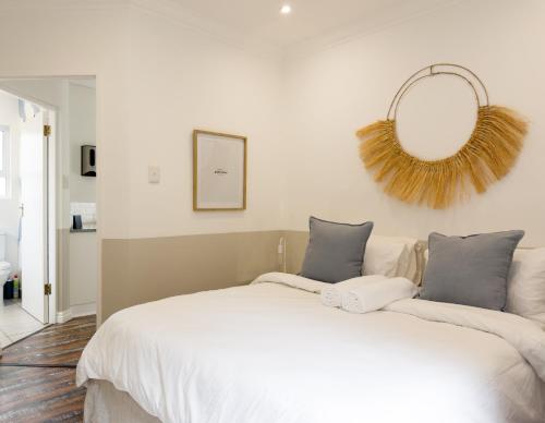 Una cama o camas en una habitación de Secure, Peaceful Modern Cottage for Two
