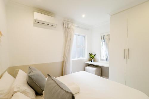 Secure, Peaceful Modern Cottage for Two tesisinde bir odada yatak veya yataklar