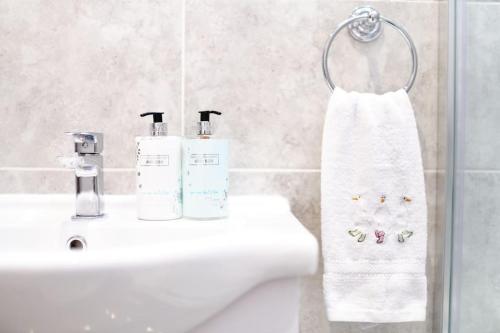 - Baño con 2 toallas en un lavabo en Superb Location - 'The Annexe' - at Ty Moel Isaf en Amlwch