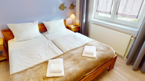 グレーミッツにあるGrüntal-Residenz Haus II App. 5のベッドルーム1室(枕2つ付)