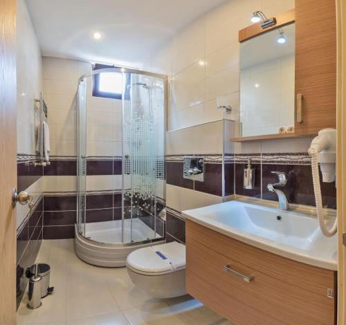 イスタンブールにあるインヴィクトゥム レジデンスのバスルーム(シャワー、洗面台、トイレ付)