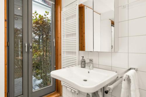bagno con lavandino e finestra di ꧁CASsEL LOFTs • Premium Maisonette꧂ a Kassel
