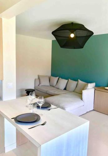 un salon avec un canapé et une table dans l'établissement Superbe Appartement Cannes - 50m2 & Terrasse - Très Proche Croisette, à Cannes