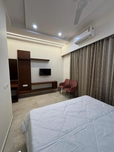 a bedroom with a bed and a flat screen tv at HOTEL ANANTA in Ambāla