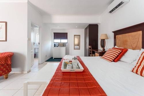 um quarto com uma cama grande e uma bandeja em Lalaria Ocean Villa Suite 6 em Ballito