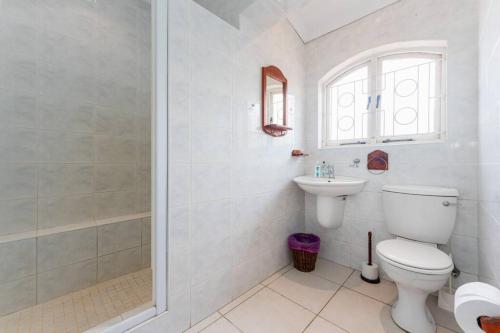 uma casa de banho com um WC, um lavatório e um chuveiro em Lalaria Ocean Villa Suite 6 em Ballito
