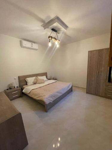 a bedroom with a bed and a ceiling fan at منتجع شرفا السياحي البيئي in Hail