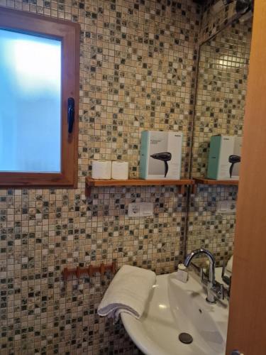 a bathroom with a sink and a mirror at Airam Home Patio Centro in Almansa