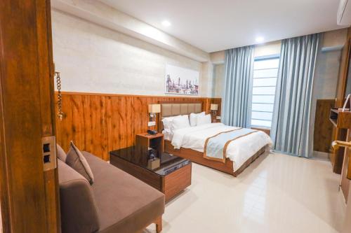 Clay Inn Hotel, Sohna Road, Sector 49, Gurugramにあるベッド
