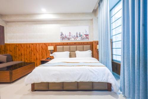 Clay Inn Hotel, Sohna Road, Sector 49, Gurugramにあるベッド