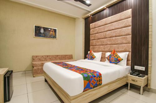 um quarto com uma cama grande num quarto em FabHotel Spring em Amritsar