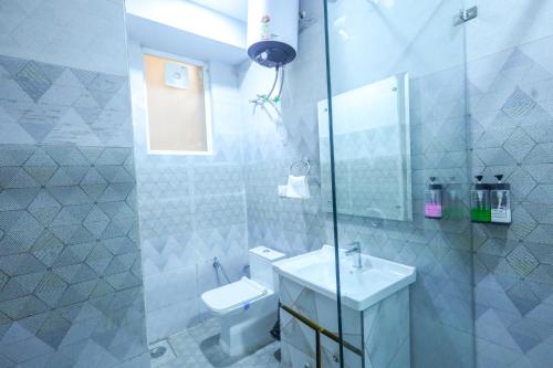 Clay Inn Hotel, Sohna Road, Sector 49, Gurugramにあるバスルーム