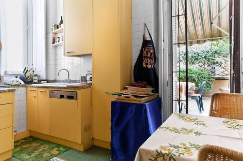 Apartment with terrace in central Milan