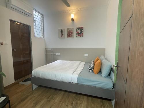 een slaapkamer met een bed in een kamer bij Home Tales 275 by Tipiverse in Bangalore