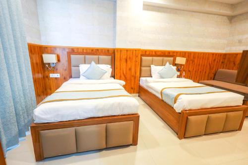 Clay Inn Hotel, Sohna Road, Sector 49, Gurugramにあるベッド