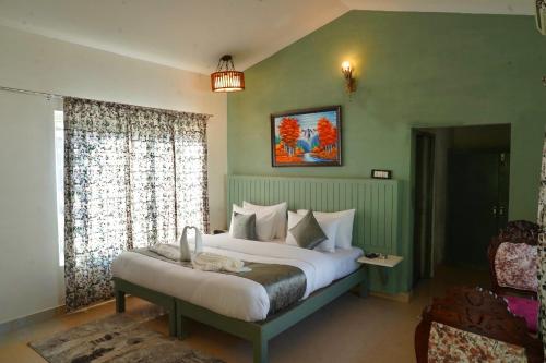 um quarto com uma cama grande e uma janela em BLIZZ HOTELS RESORTS em Paliā Kalān