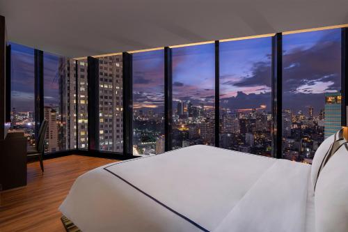 Letto o letti in una camera di The Continent Hotel Sukhumvit - Asok BTS Bangkok