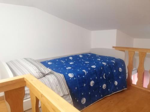 un letto con una copertina blu sopra di Casa Vacanza Molise a Castelpetroso