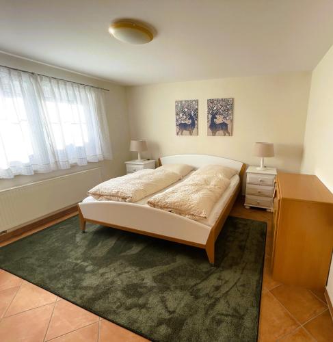 una camera da letto con letto, comò e finestre di Rothaarnest a Winterberg