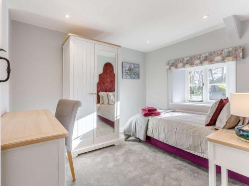 a bedroom with a bed and a window at 2 Bed in Launceston 84660 in Tresmeer