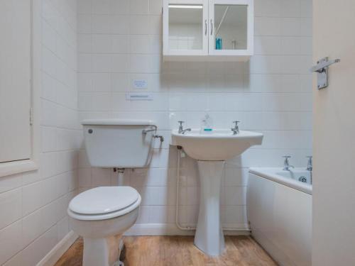 een witte badkamer met een toilet en een wastafel bij 1 Bed in Matterdale SZ222 in Watermillock