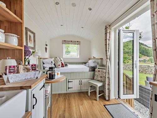 eine Küche mit einem Bett in einem winzigen Haus in der Unterkunft 1 bed in Patterdale 85532 in Deepdale