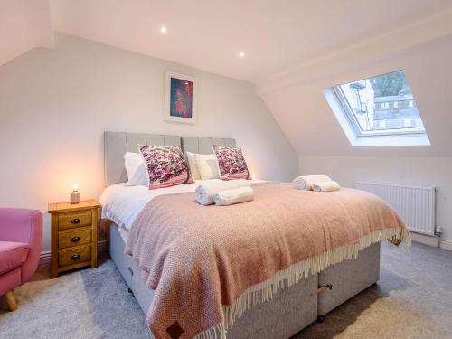 1 dormitorio con 1 cama grande y ventana en 5 Bed in Matlock Bath 85188, en Matlock Bank