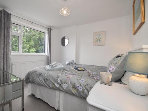 um quarto com uma cama, uma mesa e uma janela em 2 Bed in Seahouses 86092 em North Sunderland