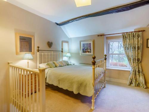 - une chambre avec un lit et une fenêtre dans l'établissement 1 bed property in Keswick 86117, à Braithwaite