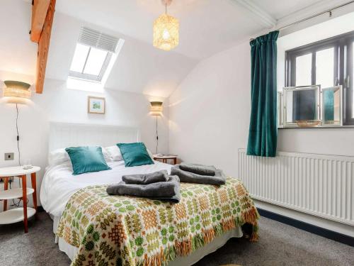 - une chambre avec un lit et des serviettes dans l'établissement 1 bed in Brecon BN034, à Cray