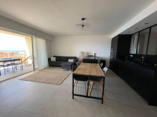 un salon avec une table et un canapé dans l'établissement Appartement T3 face à la mer, à Ajaccio